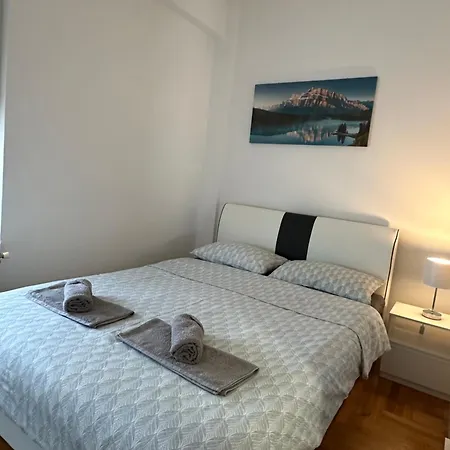 Radmanovic - Free Private Parking, Balcony, 10 Min To Center Διαμέρισμα