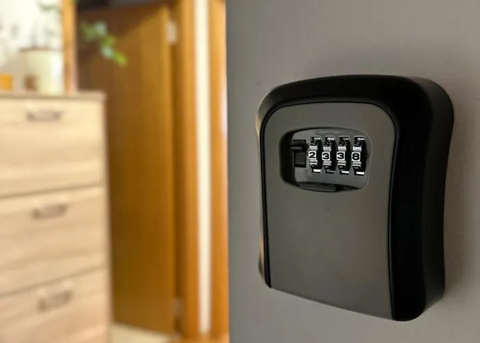 Radmanovic - Free Private Parking, Balcony, 10 Min To Center شقة