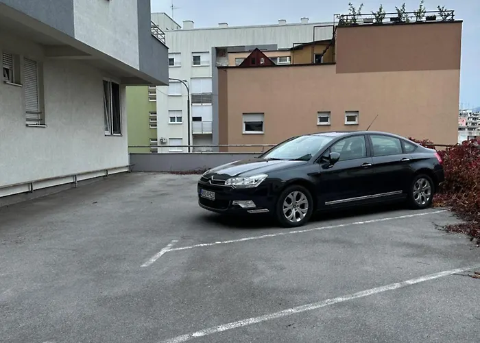 Radmanovic - Free Private Parking, Balcony, 10 Min To Center شقة *